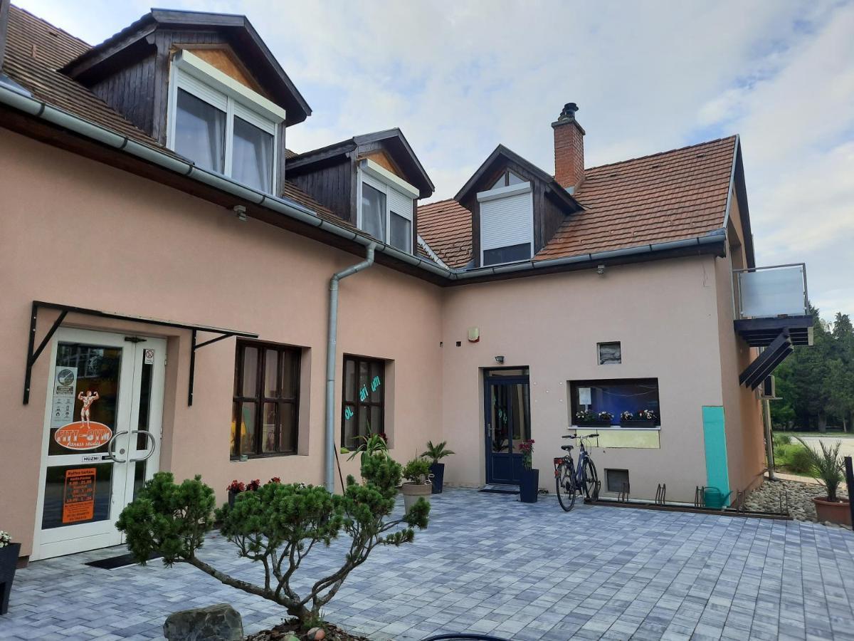 Fitt Apartman Lenti Exterior photo